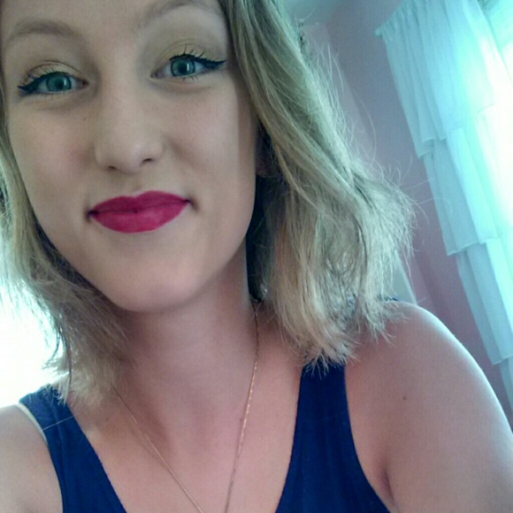 Profile Picture of Emily Hackney (@emilytheresanne) on Poshmark