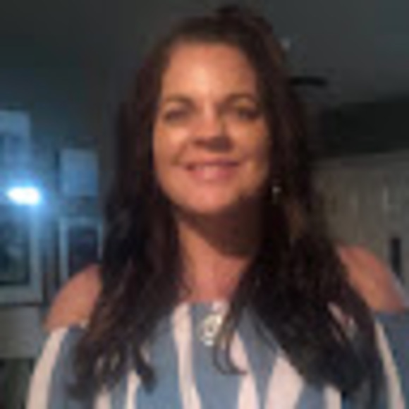 Profile Picture of Angela Grimes (@angelagrimes665) on Poshmark