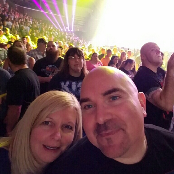 Profile Picture of Lisa Hackett (@lees1228) on Poshmark