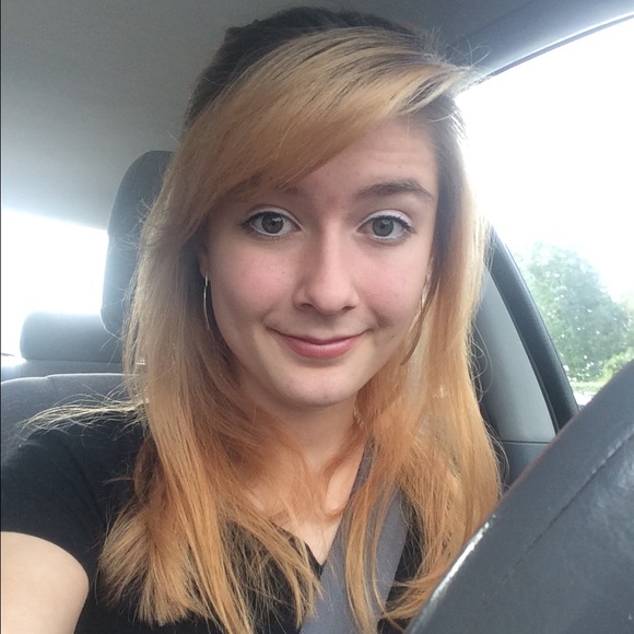 Profile Picture of Valerie Picariello (@ayevalerie) on Poshmark