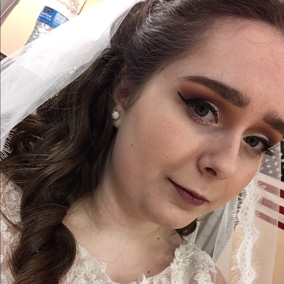 Profile Picture of Samantha Manns (@samanthamanns) on Poshmark