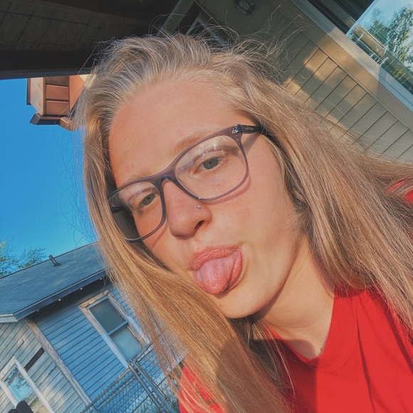 Profile Picture of Maya Davies (@maya_davies) on Poshmark