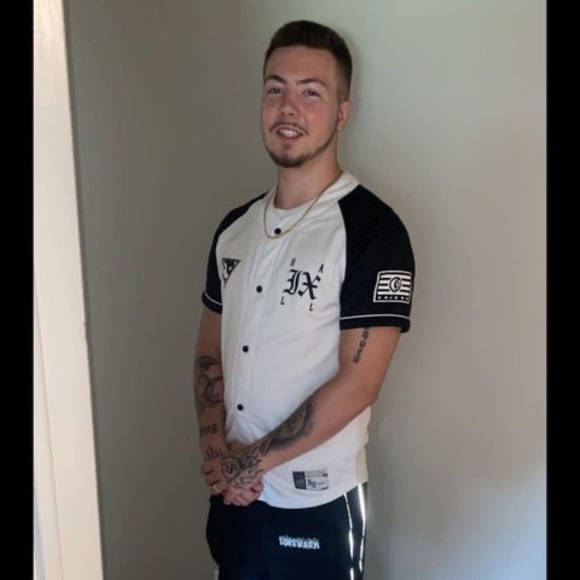 Darrien Richards - Poshmark Profile Picture of Darrien Richards (@richardsdrew84) on Poshmark