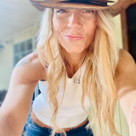 Profile Picture of Tamara Soennichsen (@tammiesonic) on Poshmark