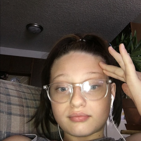 Profile Picture of Jasmine Andrew (@jazzyyy10p) on Poshmark