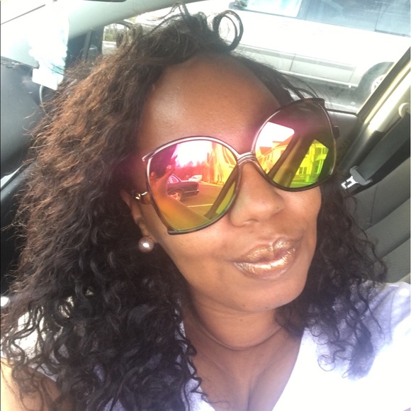Profile Picture of Natasha Bell (@flexen_sasha) on Poshmark
