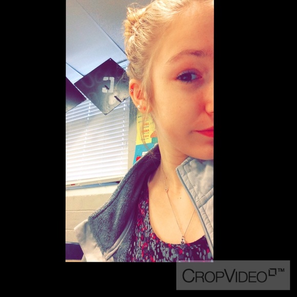 Profile Picture of Anna Zanetti (@other_annaa) on Poshmark