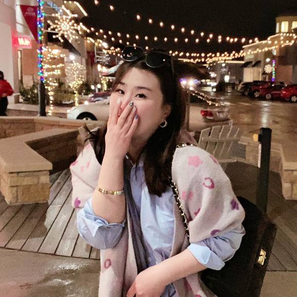 Profile Picture of Winnie Yu (@243805780) on Poshmark