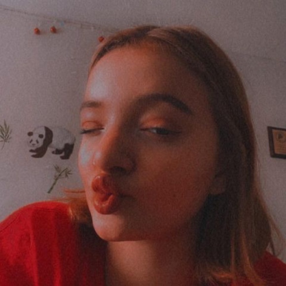 Profile Picture of Candia Pearce (@pearcecandia100) on Poshmark