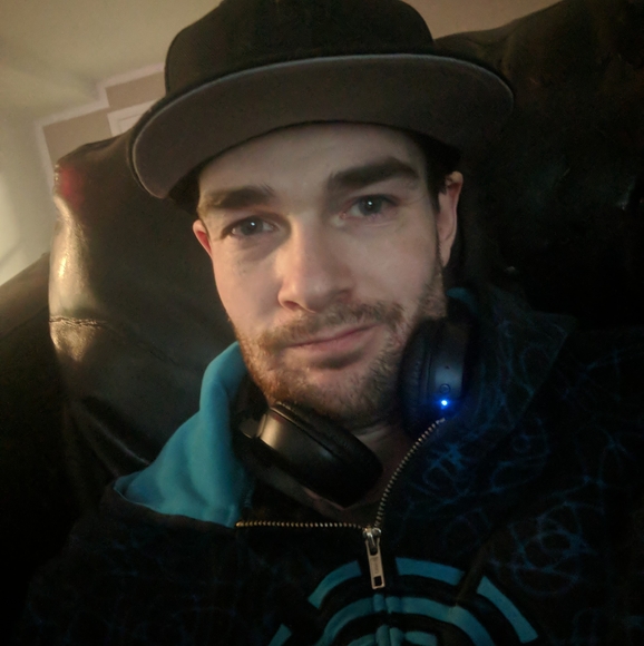 Profile Picture of Thomas Robbie (@trobbie77) on Poshmark