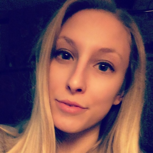 Profile Picture of Kelly Kuzminski (@kellyakuzminski) on Poshmark