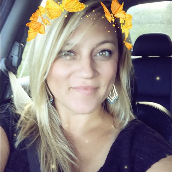 Profile Picture of Brandy Manos (@bmanos99) on Poshmark