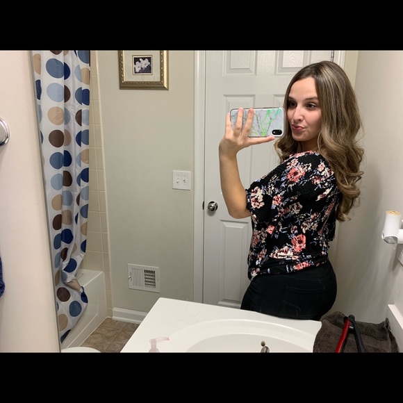 Profile Picture of Alexis Shanks (@alexis_shanks) on Poshmark