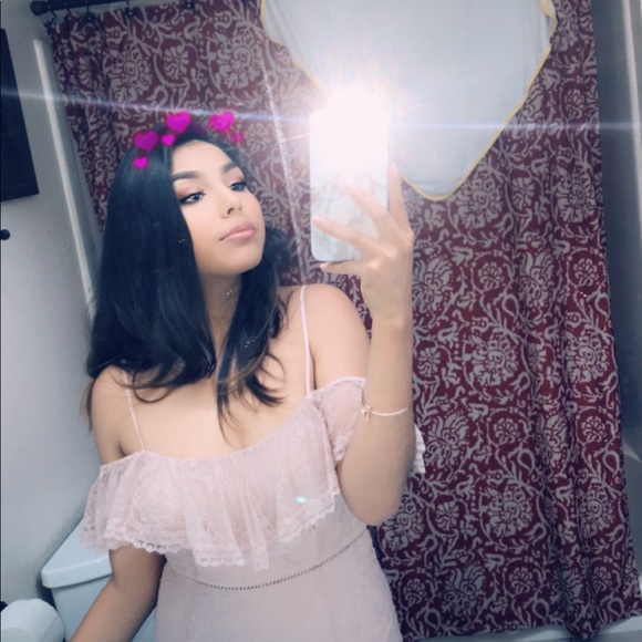 Profile Picture of Esmeralda Lozano (@esmeeuh) on Poshmark