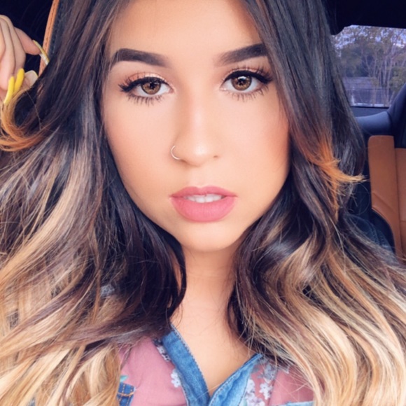 Profile Picture of Alexia Silveyra (@alexiasilveyra) on Poshmark