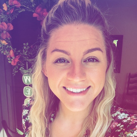 Profile Picture of Tay Funaro (@tayfunaro) on Poshmark