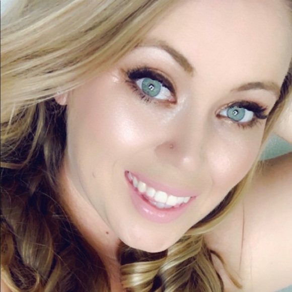 Profile Picture of Cassandra Curthoys (@ccurthoys) on Poshmark