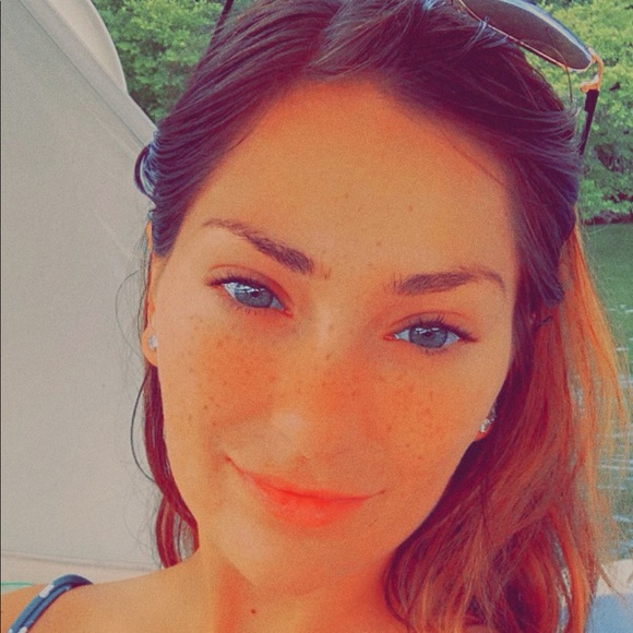 Profile Picture of Ali Allbritten (@ali_allbritten) on Poshmark