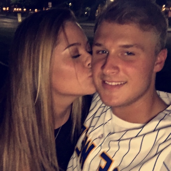 Profile Picture of Aaron Tollaksen (@aarontollaksen) on Poshmark