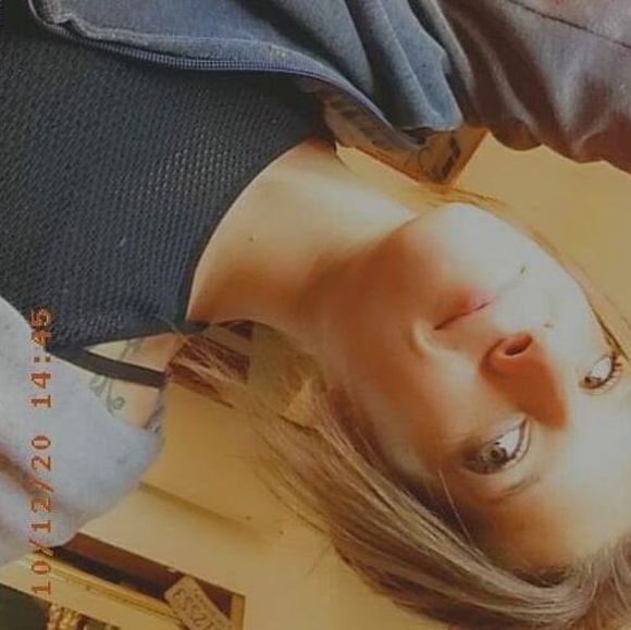 Profile Picture of Danielle Upshaw (@danielle_upshaw) on Poshmark