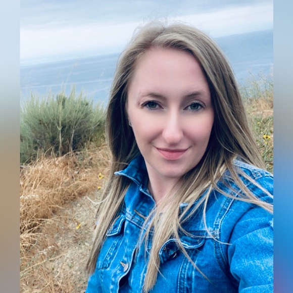 Profile Picture of Amber Filipek (@amberfilipek12) on Poshmark
