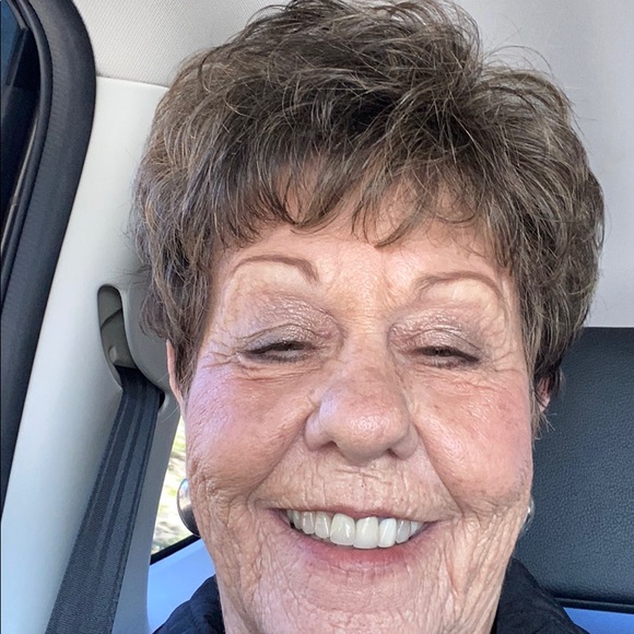 Profile Picture of Barbara Daniels (@barbaradanie769) on Poshmark