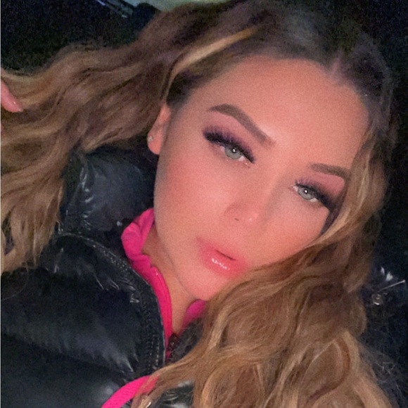 Jasmine Celeste - Poshmark Profile Picture of Jasmine Celeste (@pinkyceleste) on Poshmark