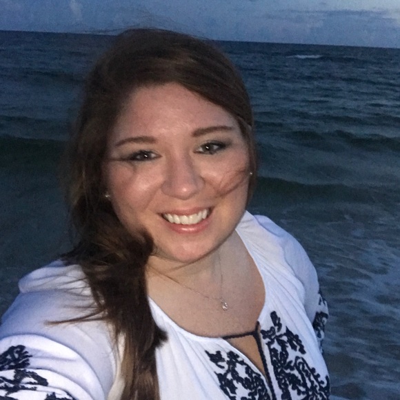 Profile Picture of Amanda Thaxton (@amandathaxton09) on Poshmark