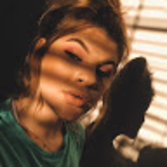 Profile Picture of Julia Cameron (@juliacameron72) on Poshmark