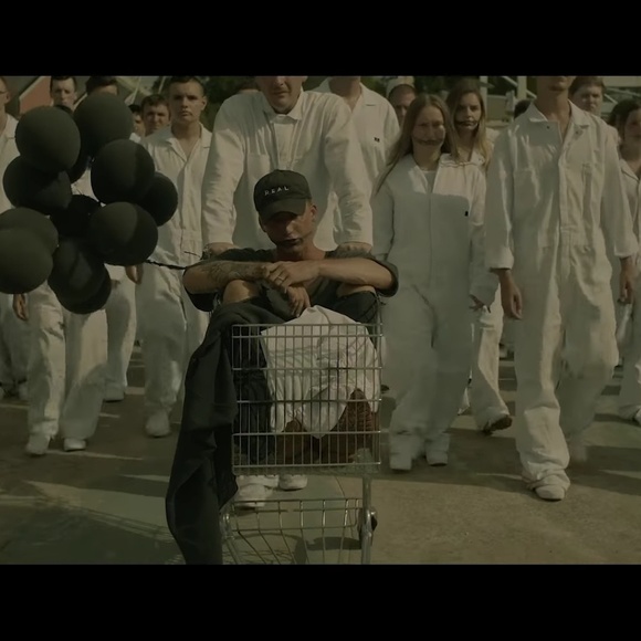 Profile Picture of Victoria Ginter (@victoriabitch) on Poshmark