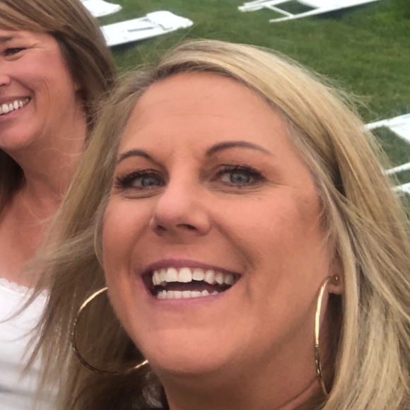 Profile Picture of Vicki Grubich (@vgrub) on Poshmark