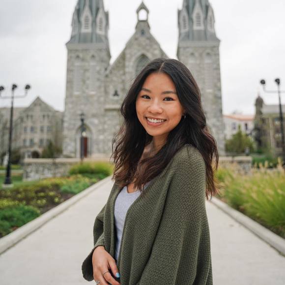 Profile Picture of Elizabeth Andreano (@eandreano) on Poshmark