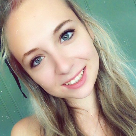Profile Picture of Michaela De klerk (@michaela1734) on Poshmark