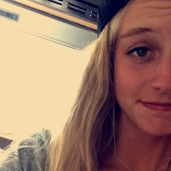 Profile Picture of Amelia Freestone (@afreestone) on Poshmark