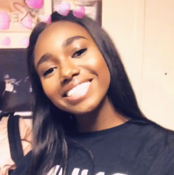 Profile Picture of Kaye Alex (@kayealex) on Poshmark