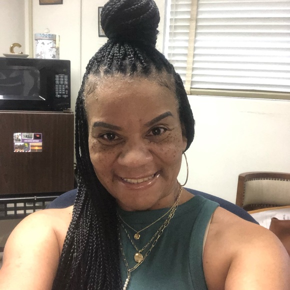 Profile Picture of Cassandra Warren (@cassandrawar527) on Poshmark