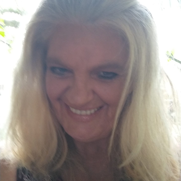 Profile Picture of Michelle Chizewick (@michellebell123) on Poshmark