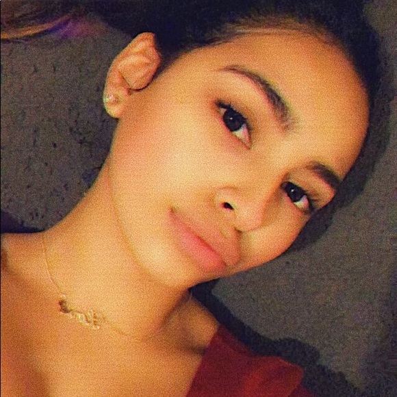 Profile Picture of Mariah Alvarez (@maluvslife21) on Poshmark