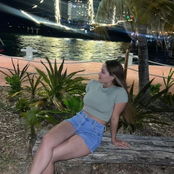 Profile Picture of Valentina Suarez (@vgonzalessuarez) on Poshmark