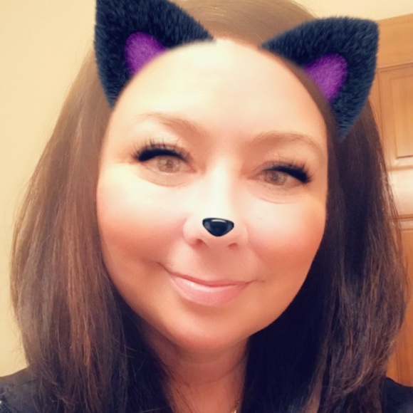 Profile Picture of Tonya Hebble (@petunias1971) on Poshmark