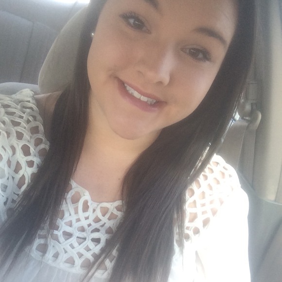 Profile Picture of Emily Asbell (@emily_asbell) on Poshmark