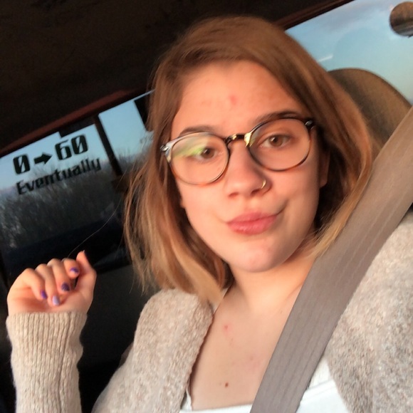 Profile Picture of Hennesy Schlerf (@hennesyann) on Poshmark