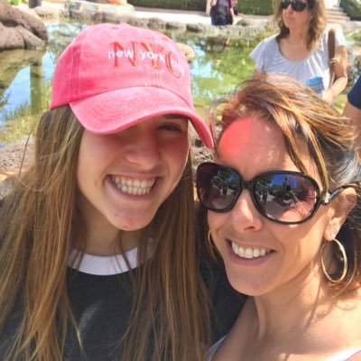 Profile Picture of Shelley Hickey (@shellhick) on Twitter