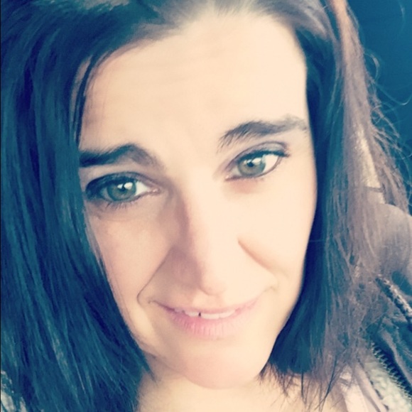 Profile Picture of Leighann Frow (@leighafrow) on Poshmark