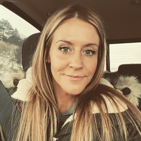 Profile Picture of Laura Popson (@lpopson) on Poshmark