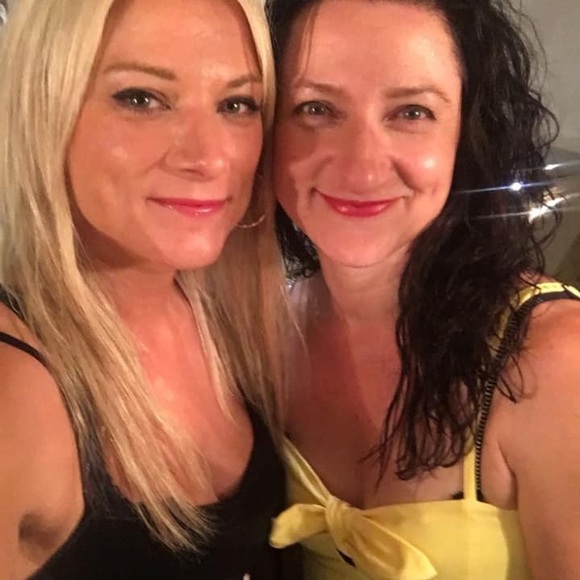 Profile Picture of Leah Morneau (@vividcosmetics) on Poshmark