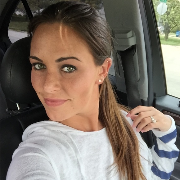 Profile Picture of Danielle Keeler (@dkeeler17) on Poshmark