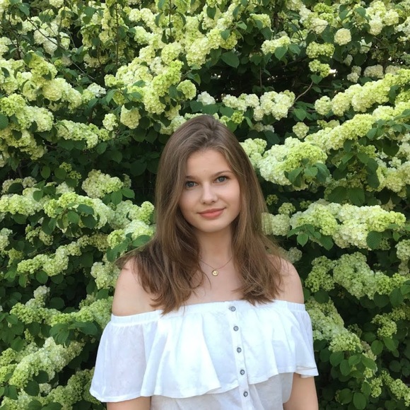 Profile Picture of Brooke Baragar (@brooklynebee) on Poshmark