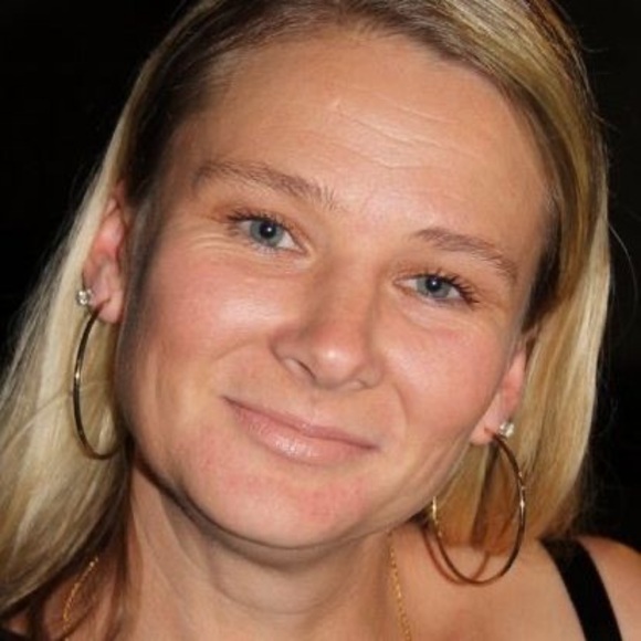 Profile Picture of Lara Henry (@larahenry832) on Poshmark