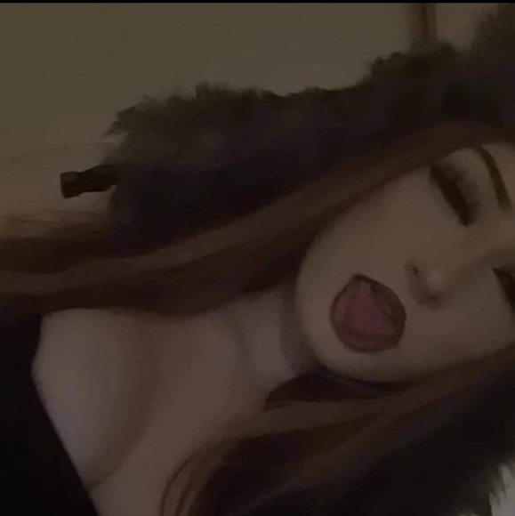 Profile Picture of Grace Reischling (@its_not_a_phase) on Poshmark